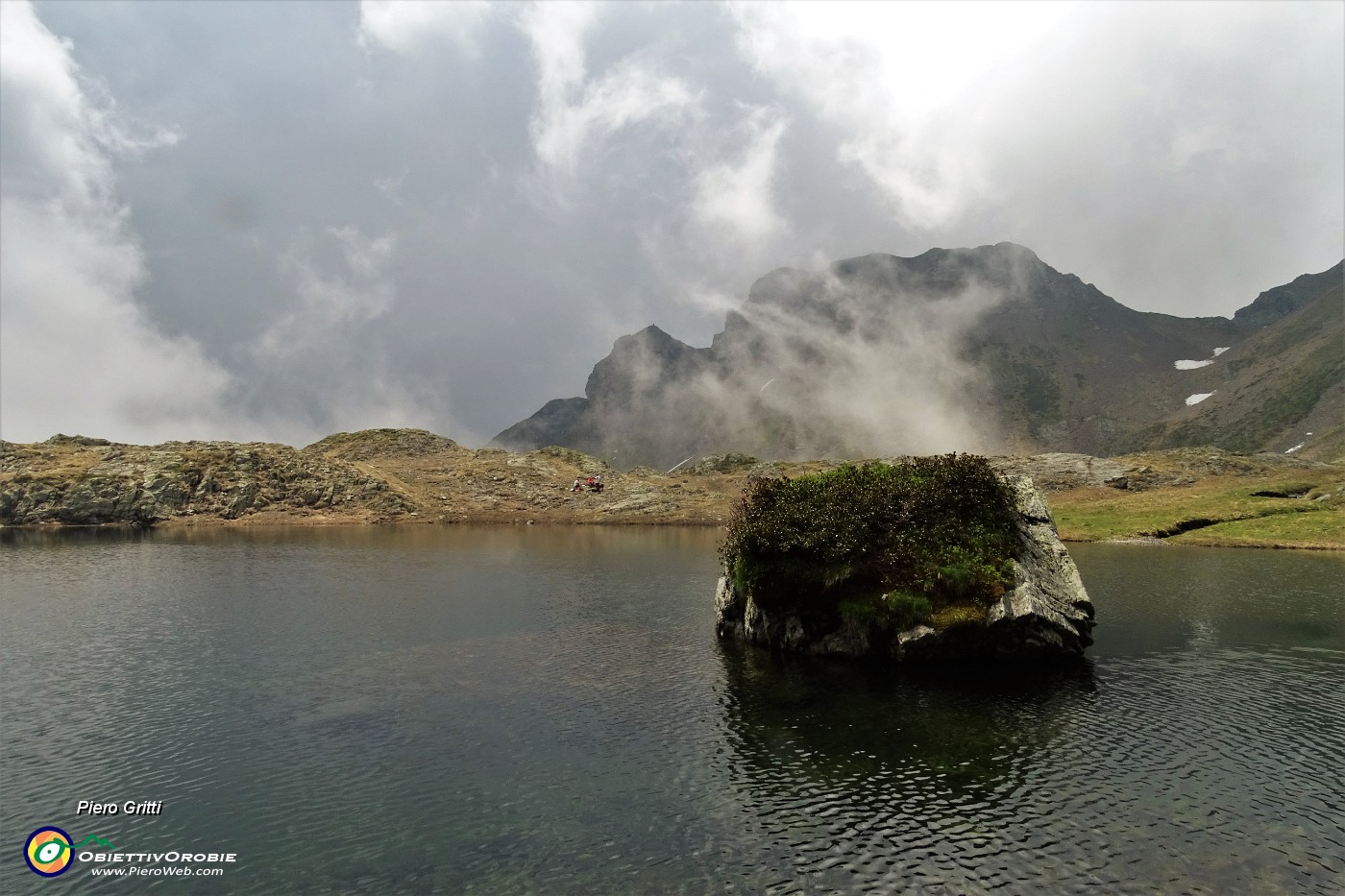 45 Isolotto nel lago sup. di Ponteranica.JPG